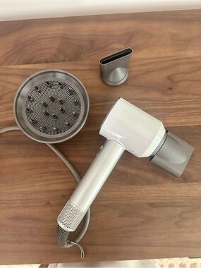 Dyson Supersonic White and Silver Hair Dryer with Diffuser and concentrator